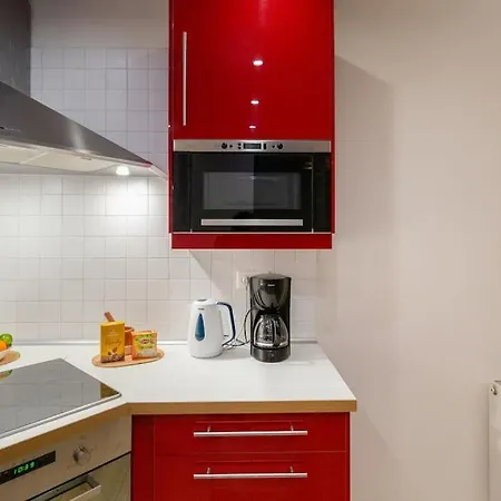 Haven, 2-bedroom W/underground Parking! Krakow