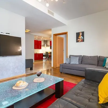 Haven, 2-bedroom W/underground Parking! Krakow