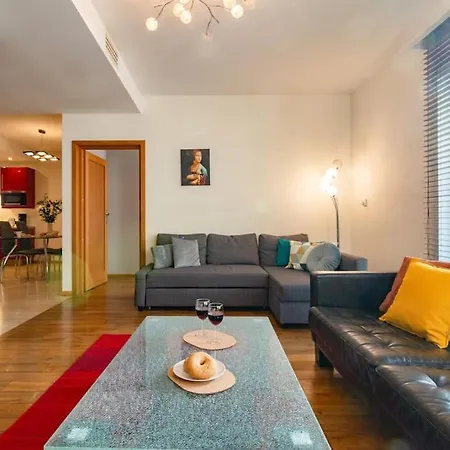 Apartment Haven, 2-bedroom W/underground Parking! Krakow