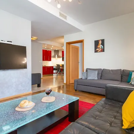 شقة Haven, 2-bedroom W/underground Parking! كراكوفيا