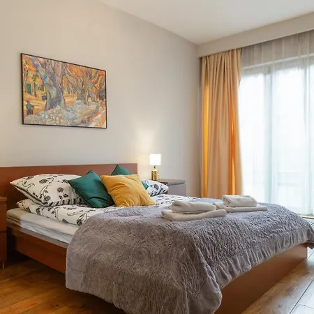 Haven, 2-bedroom W/underground Parking! شقة كراكوفيا