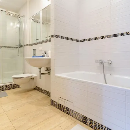 Haven, 2-bedroom W/underground Parking! * كراكوفيا