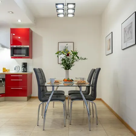 Haven, 2-bedroom W/underground Parking! * كراكوفيا