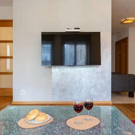 شقة Haven, 2-bedroom W/underground Parking! كراكوفيا